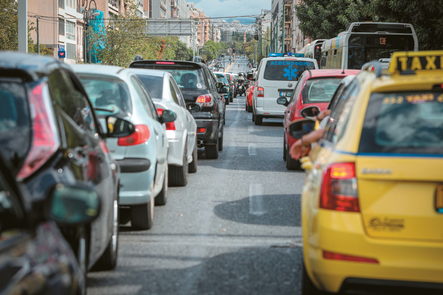 Δεν αντέχεται το κυκλοφοριακό χάος: Κάθε χρόνο προστίθενται 120.000 οχήματα, τρεις οδικές παρεμβάσεις-ελπίδα για ανάσα