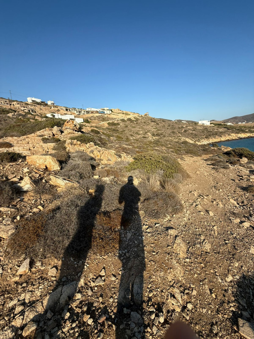 Αντίπαρος: Διαμάχη για το οικόπεδο του Μιλτιάδη Κύρκου - Ο αποχαρακτηρισμός, οι προσφυγές και η ανέγερση υπόσκαφων