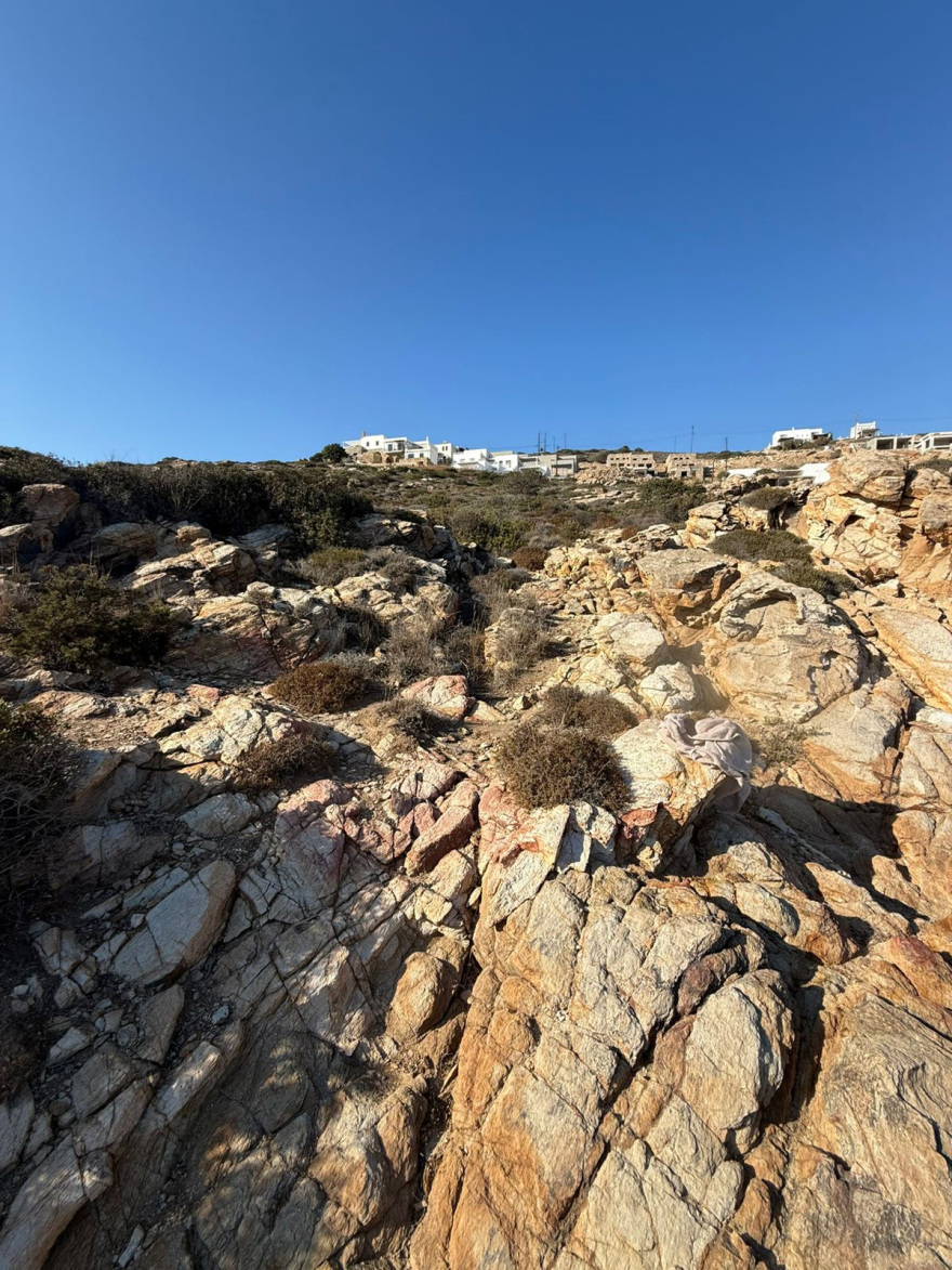 Αντίπαρος: Διαμάχη για το οικόπεδο του Μιλτιάδη Κύρκου - Ο αποχαρακτηρισμός, οι προσφυγές και η ανέγερση υπόσκαφων