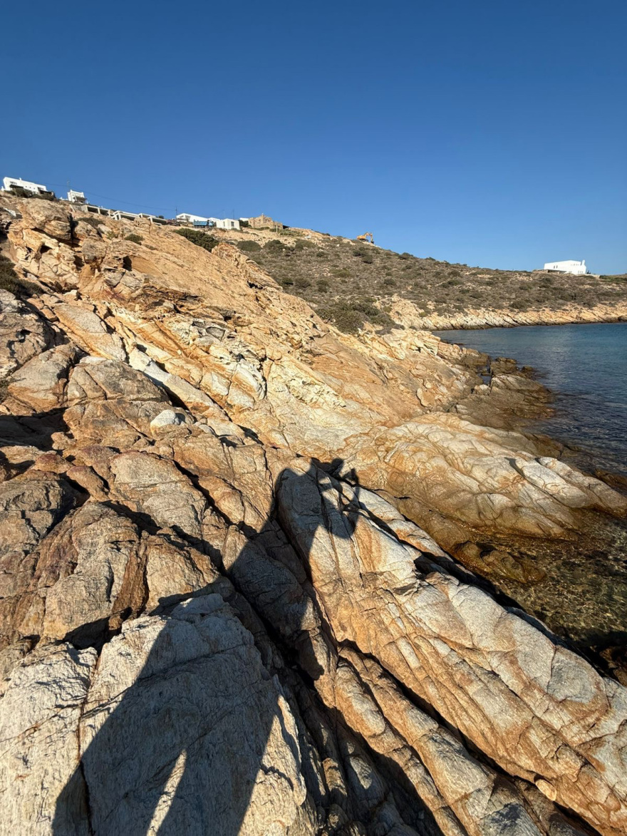 Αντίπαρος: Διαμάχη για το οικόπεδο του Μιλτιάδη Κύρκου - Ο αποχαρακτηρισμός, οι προσφυγές και η ανέγερση υπόσκαφων