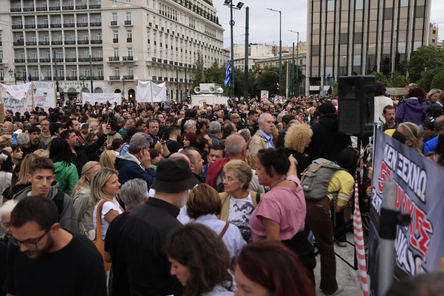 Συγκέντρωση αλληλεγγύης στον Πάνο Ρούτσι στην πλατεία Συντάγματος - «14 ημέρες δεν ένιωσα πείνα και δίψα αλλά αγάπη»