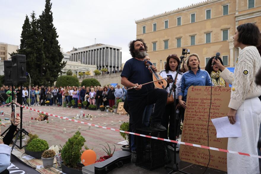 Συγκέντρωση αλληλεγγύης στον Πάνο Ρούτσι στην πλατεία Συντάγματος - «14 ημέρες δεν ένιωσα πείνα και δίψα αλλά αγάπη»