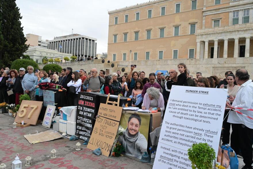 Συγκέντρωση αλληλεγγύης στον Πάνο Ρούτσι στην πλατεία Συντάγματος - «14 ημέρες δεν ένιωσα πείνα και δίψα αλλά αγάπη»