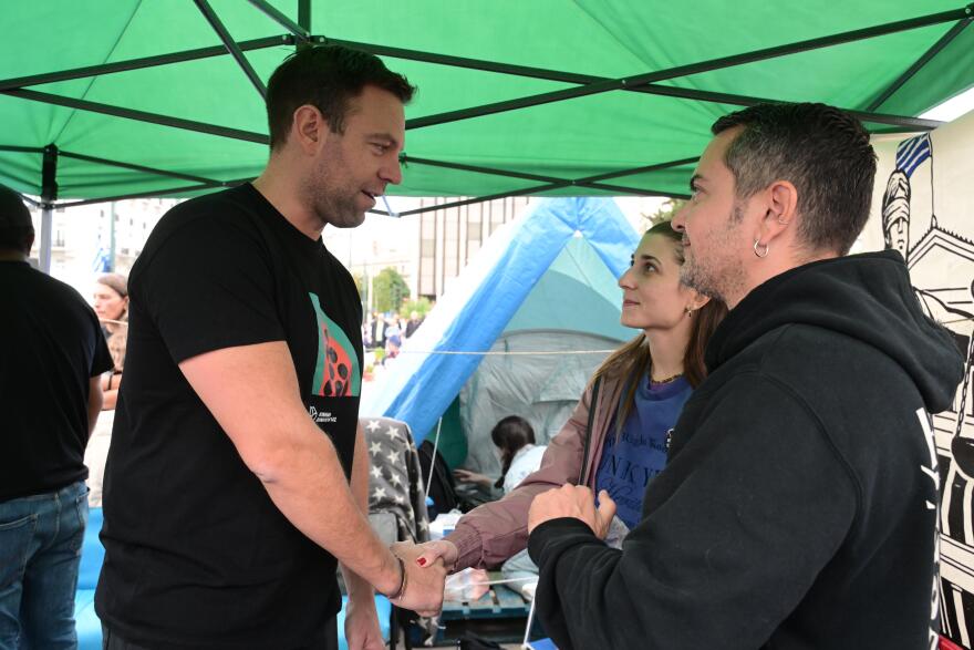 Συγκέντρωση αλληλεγγύης στον Πάνο Ρούτσι στην πλατεία Συντάγματος - «14 ημέρες δεν ένιωσα πείνα και δίψα αλλά αγάπη»