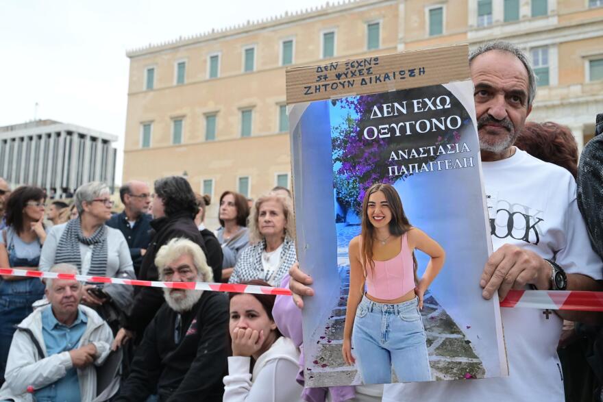 Συγκέντρωση αλληλεγγύης στον Πάνο Ρούτσι στην πλατεία Συντάγματος - «14 ημέρες δεν ένιωσα πείνα και δίψα αλλά αγάπη»