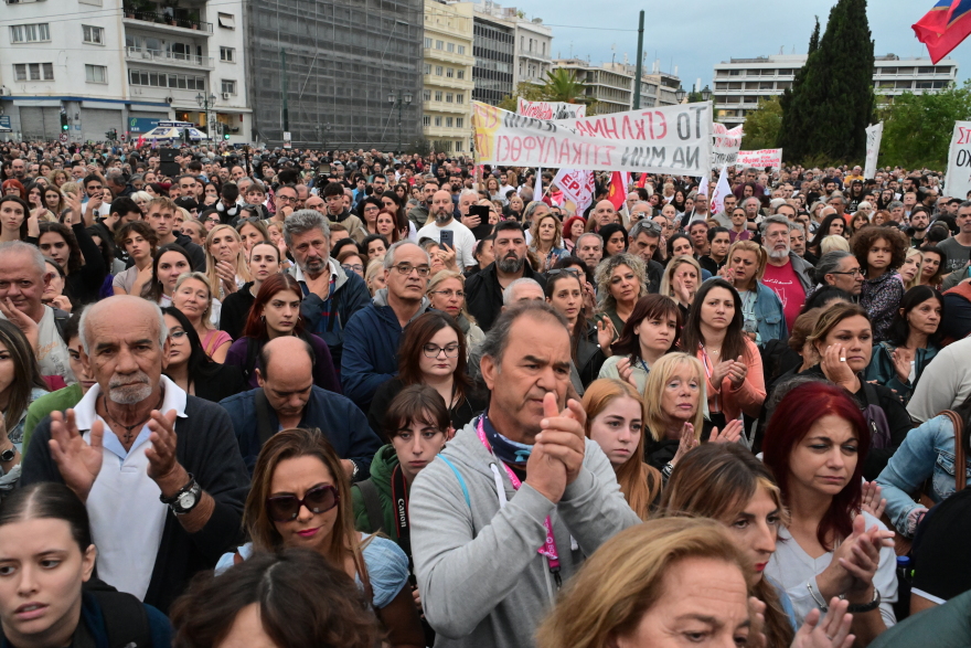 Συγκέντρωση αλληλεγγύης στον Πάνο Ρούτσι στην πλατεία Συντάγματος - «14 ημέρες δεν ένιωσα πείνα και δίψα αλλά αγάπη»