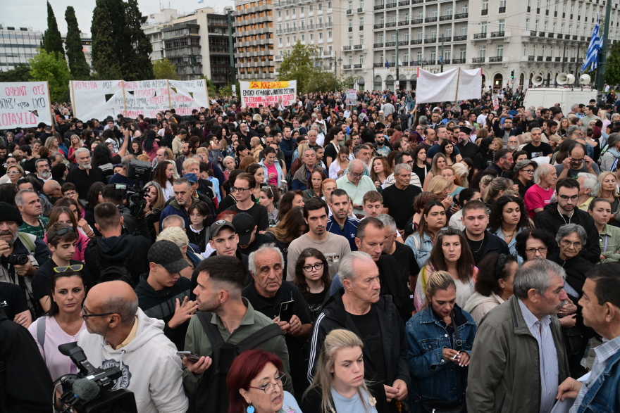 Συγκέντρωση αλληλεγγύης στον Πάνο Ρούτσι στην πλατεία Συντάγματος - «14 ημέρες δεν ένιωσα πείνα και δίψα αλλά αγάπη»