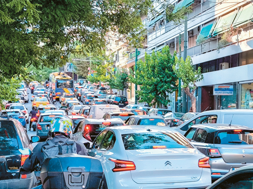 Κάθε χρόνο προστίθενται 120.000 οχήματα, τρεις οδικές παρεμβάσεις-ελπίδα για ανάσα