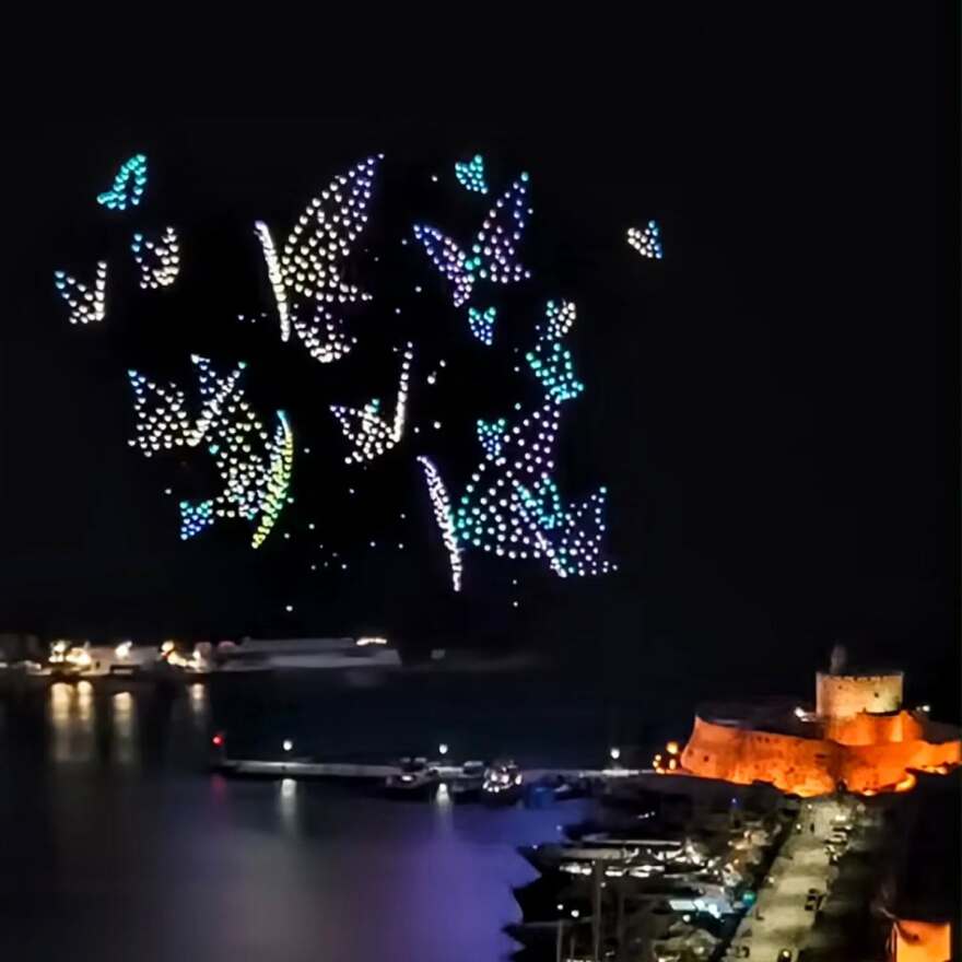 Χίλια drones «αναβίωσαν» τον Κολοσσό της Ρόδου στον νυχτερινό ουρανό του νησιού - Βίντεο και φωτογραφίες 