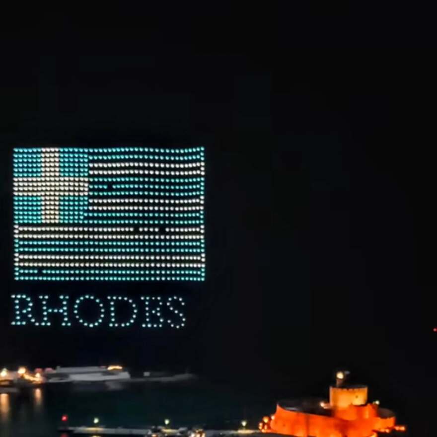 Χίλια drones «αναβίωσαν» τον Κολοσσό της Ρόδου στον νυχτερινό ουρανό του νησιού - Βίντεο και φωτογραφίες 