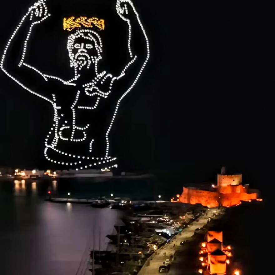 Χίλια drones «αναβίωσαν» τον Κολοσσό της Ρόδου στον νυχτερινό ουρανό του νησιού - Βίντεο και φωτογραφίες 