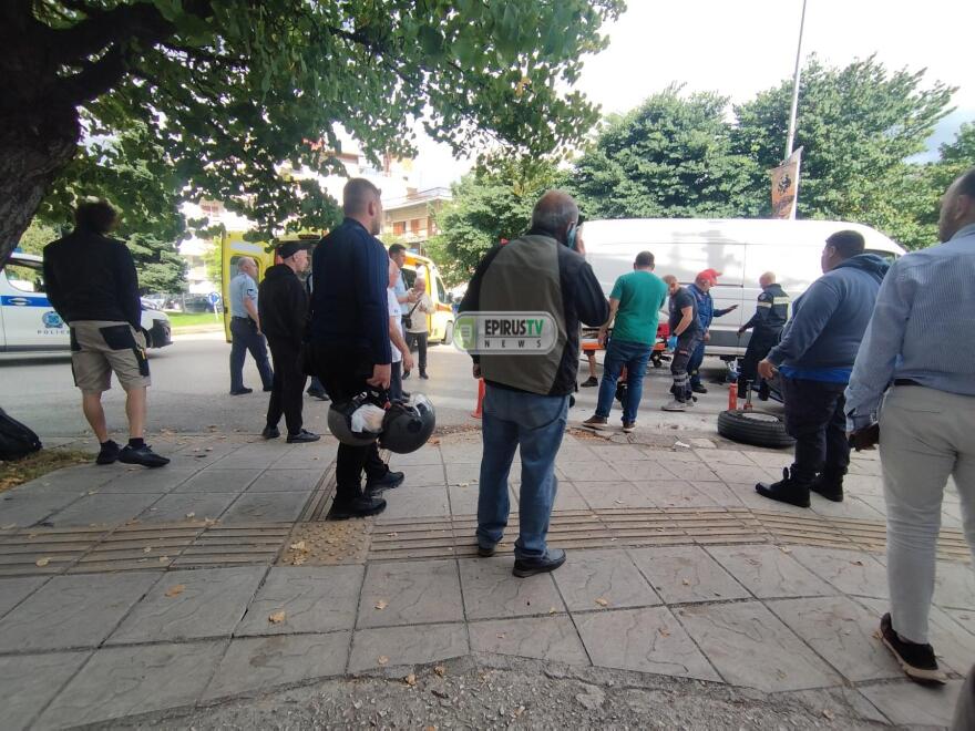 Στο νοσοκομείο ηλικιωμένος που τον παρέσυρε όχημα στα Ιωάννινα - Δείτε φωτογραφίες 