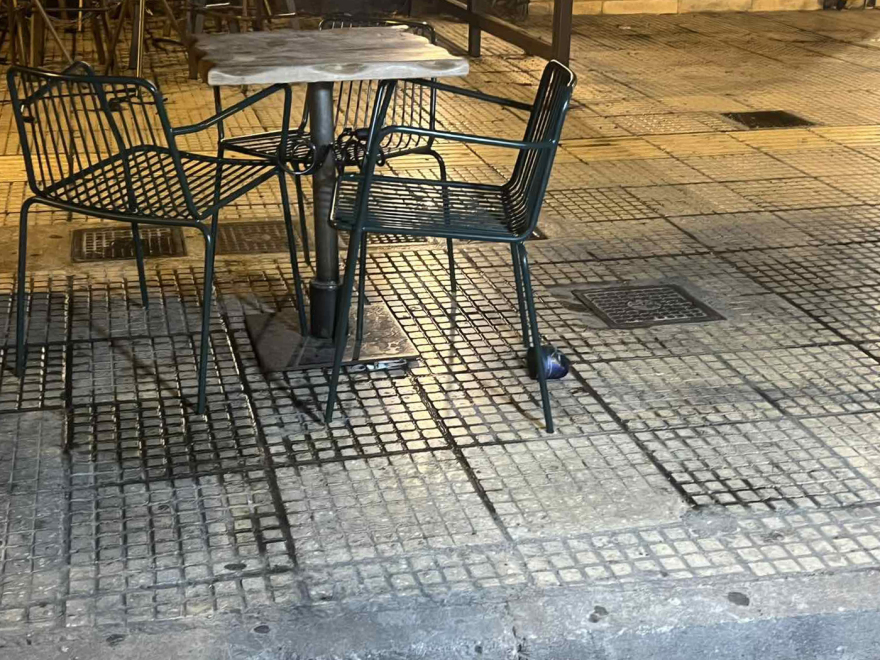 Εμπρηστική επίθεση με γκαζάκια σε καφετέρια στην Καλλιθέα τα ξημερώματα