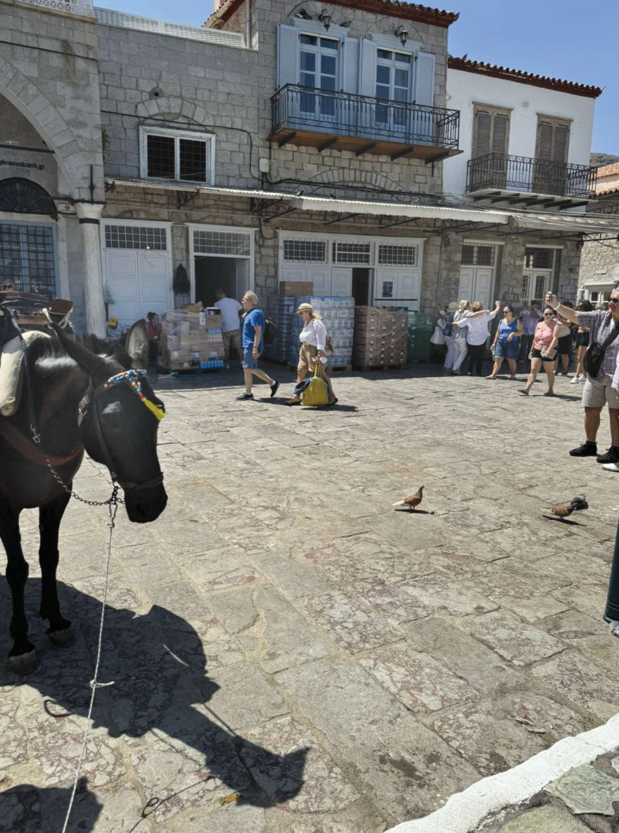 Ο «Κρητικός» στραπατσάρει την Ύδρα και τις Σπέτσες - Ανοίγει καταστήματα ανάμεσα σε ιστορικά κτίρια
