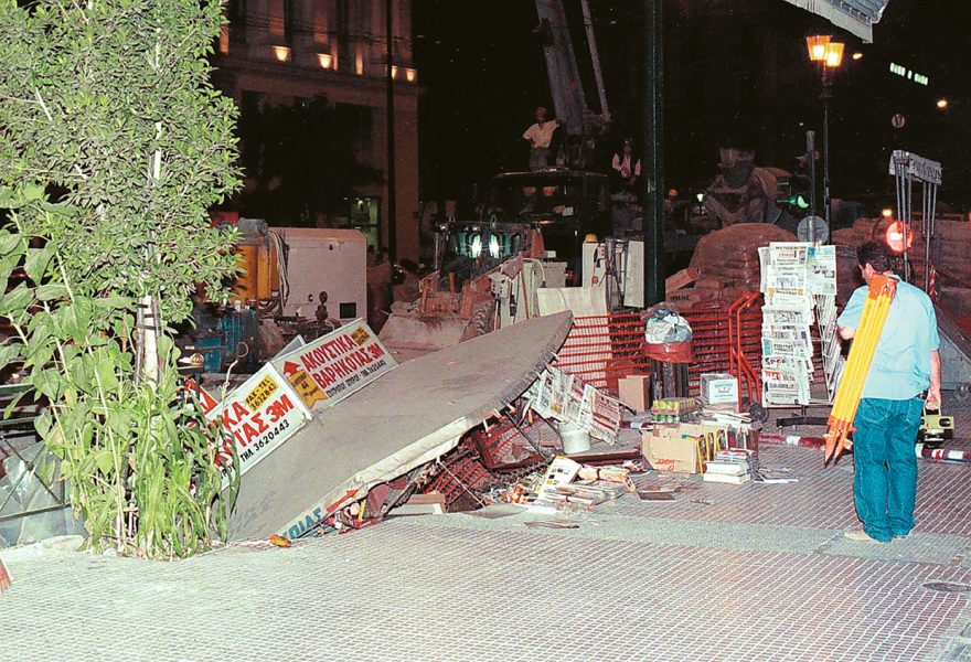 Ενας αιώνας ιστορίας - Από το περίπτερο που βυθίστηκε σε live μετάδοση στην Πανεπιστημίου... στους περιπτεράδες που αναδείχθηκαν κορυφαίοι επιχειρηματίες