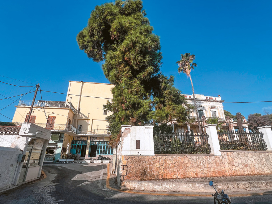 Ο «Κρητικός» στραπατσάρει την Ύδρα και τις Σπέτσες - Ανοίγει καταστήματα ανάμεσα σε ιστορικά κτίρια
