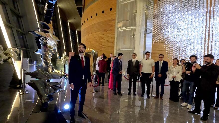 Μαρία Κάλλας: Το γλυπτό του Νίκου Φλώρου που απεικονίζει τη φωνή της στην όπερα του Ντουμπάι