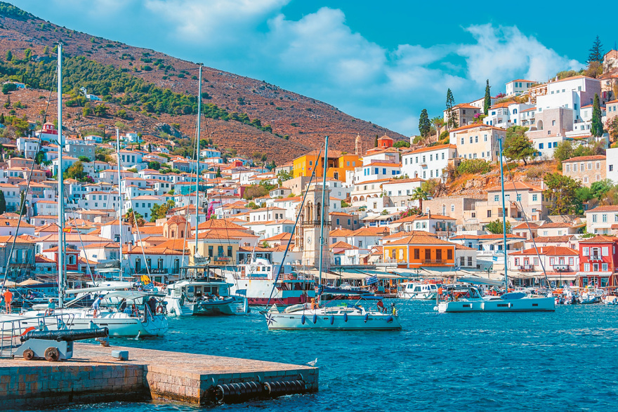 Ο «Κρητικός» στραπατσάρει την Ύδρα και τις Σπέτσες - Ανοίγει καταστήματα ανάμεσα σε ιστορικά κτίρια
