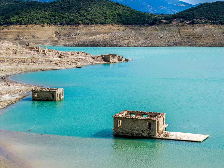 Αναδύεται ακόμα περισσότερο το βυθισμένο χωριό Κάλλιο στη λίμνη του Μόρνου, δείτε εντυπωσιακές φωτογραφίες