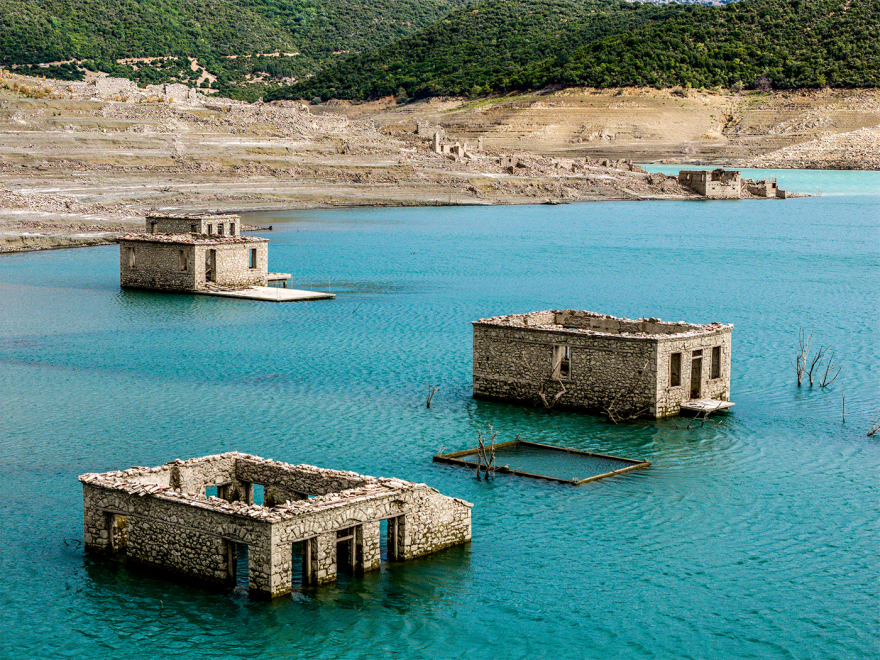 Αναδύεται ακόμα περισσότερο το βυθισμένο χωριό Κάλλιο στη λίμνη του Μόρνου, δείτε εντυπωσιακές φωτογραφίες