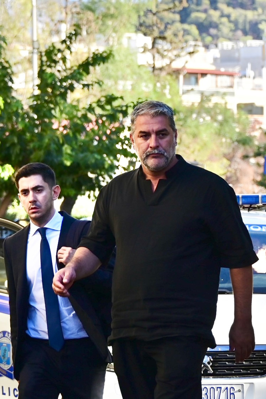 Ζητάει και τα ρέστα ο Μπισμπίκης: Δεν εγκατέλειψα, δεν κρύφτηκα, λέει για το τροχαίο και ειρωνεύεται τους δημοσιογράφους