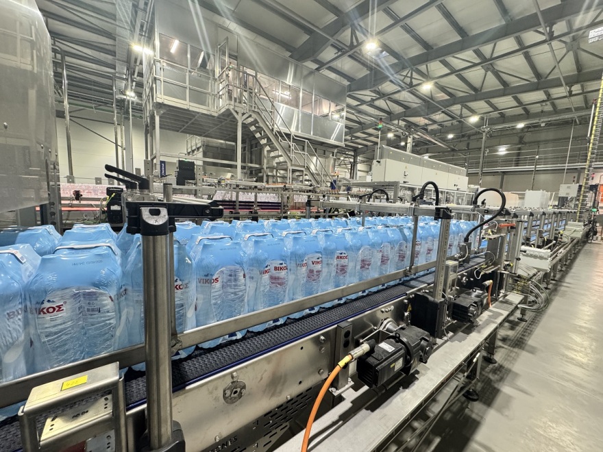 ΒΙΚΟΣ Plant: Η μεγαλύτερη γραμμή εμφιάλωσης νερού στην Ελλάδα με 60.000 φιάλες του 1,5Lt/ώρα και έλεγχο παραγωγής AI