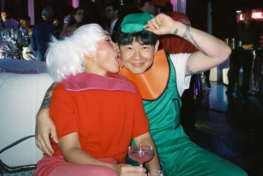 Σίντνεϊ Σουίνι: Το έξαλλο πάρτι γενεθλίων της με φόρεμα της Μπρίτνεϊ Σπίαρς, η εμφάνιση της Λόρεν Σάντσεζ και οι καλεσμένοι έκπληξη