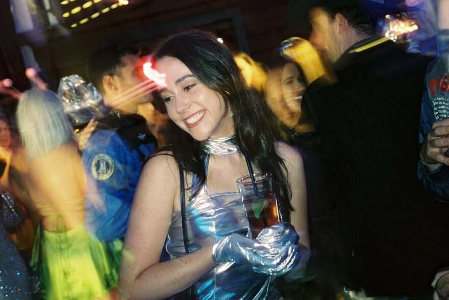 Σίντνεϊ Σουίνι: Το έξαλλο πάρτι γενεθλίων της με φόρεμα της Μπρίτνεϊ Σπίαρς, η εμφάνιση της Λόρεν Σάντσεζ και οι καλεσμένοι έκπληξη