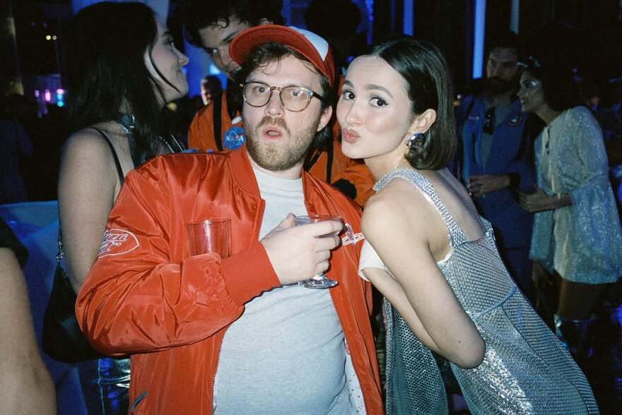 Σίντνεϊ Σουίνι: Το έξαλλο πάρτι γενεθλίων της με φόρεμα της Μπρίτνεϊ Σπίαρς, η εμφάνιση της Λόρεν Σάντσεζ και οι καλεσμένοι έκπληξη