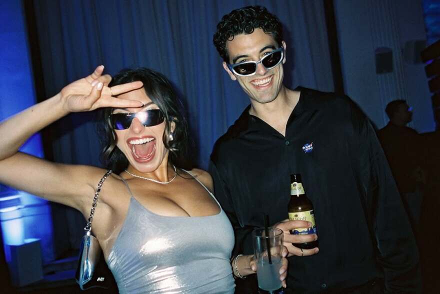 Σίντνεϊ Σουίνι: Το έξαλλο πάρτι γενεθλίων της με φόρεμα της Μπρίτνεϊ Σπίαρς, η εμφάνιση της Λόρεν Σάντσεζ και οι καλεσμένοι έκπληξη