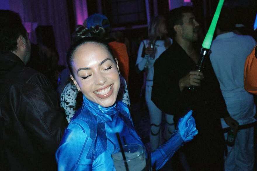 Σίντνεϊ Σουίνι: Το έξαλλο πάρτι γενεθλίων της με φόρεμα της Μπρίτνεϊ Σπίαρς, η εμφάνιση της Λόρεν Σάντσεζ και οι καλεσμένοι έκπληξη