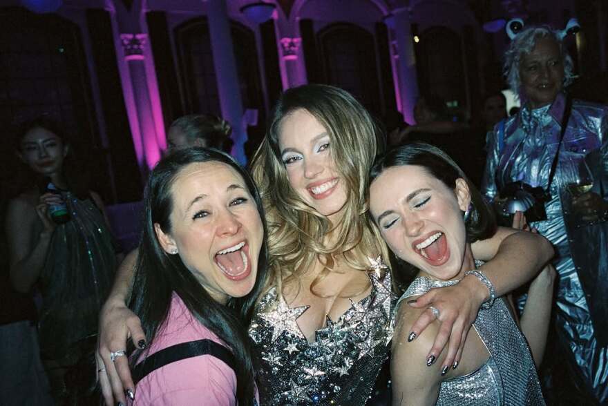 Σίντνεϊ Σουίνι: Το έξαλλο πάρτι γενεθλίων της με φόρεμα της Μπρίτνεϊ Σπίαρς, η εμφάνιση της Λόρεν Σάντσεζ και οι καλεσμένοι έκπληξη