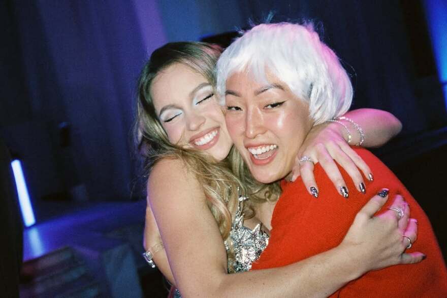 Σίντνεϊ Σουίνι: Το έξαλλο πάρτι γενεθλίων της με φόρεμα της Μπρίτνεϊ Σπίαρς, η εμφάνιση της Λόρεν Σάντσεζ και οι καλεσμένοι έκπληξη