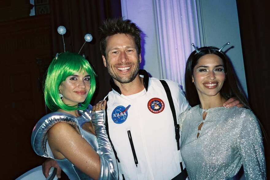 Σίντνεϊ Σουίνι: Το έξαλλο πάρτι γενεθλίων της με φόρεμα της Μπρίτνεϊ Σπίαρς, η εμφάνιση της Λόρεν Σάντσεζ και οι καλεσμένοι έκπληξη