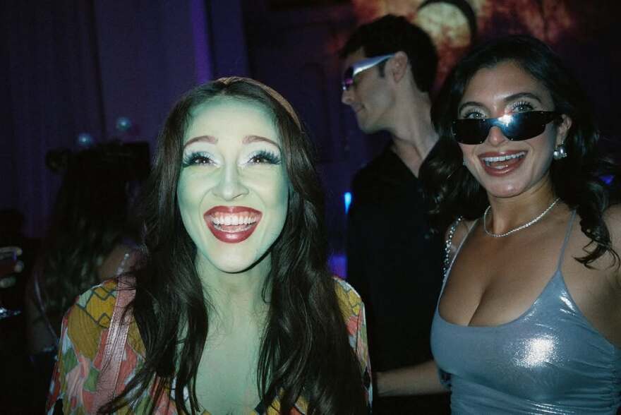 Σίντνεϊ Σουίνι: Το έξαλλο πάρτι γενεθλίων της με φόρεμα της Μπρίτνεϊ Σπίαρς, η εμφάνιση της Λόρεν Σάντσεζ και οι καλεσμένοι έκπληξη