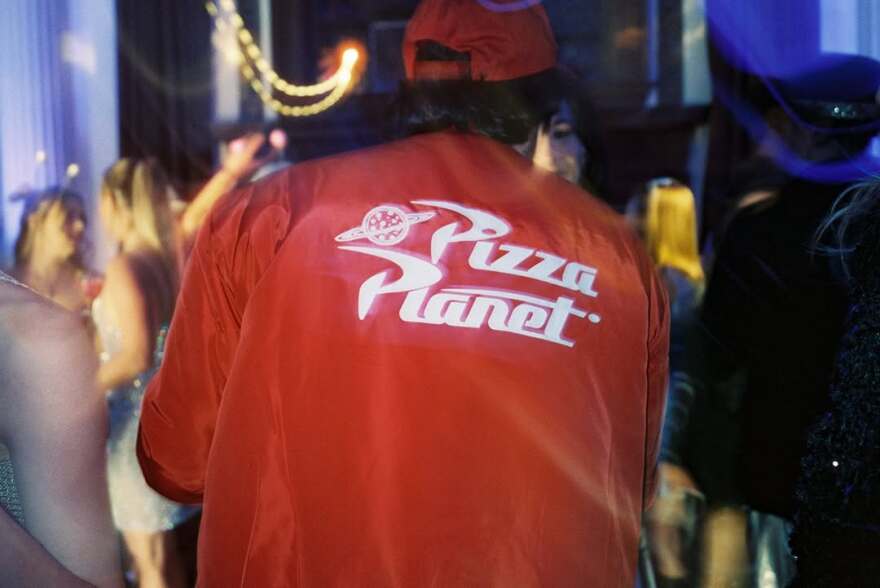 Σίντνεϊ Σουίνι: Το έξαλλο πάρτι γενεθλίων της με φόρεμα της Μπρίτνεϊ Σπίαρς, η εμφάνιση της Λόρεν Σάντσεζ και οι καλεσμένοι έκπληξη