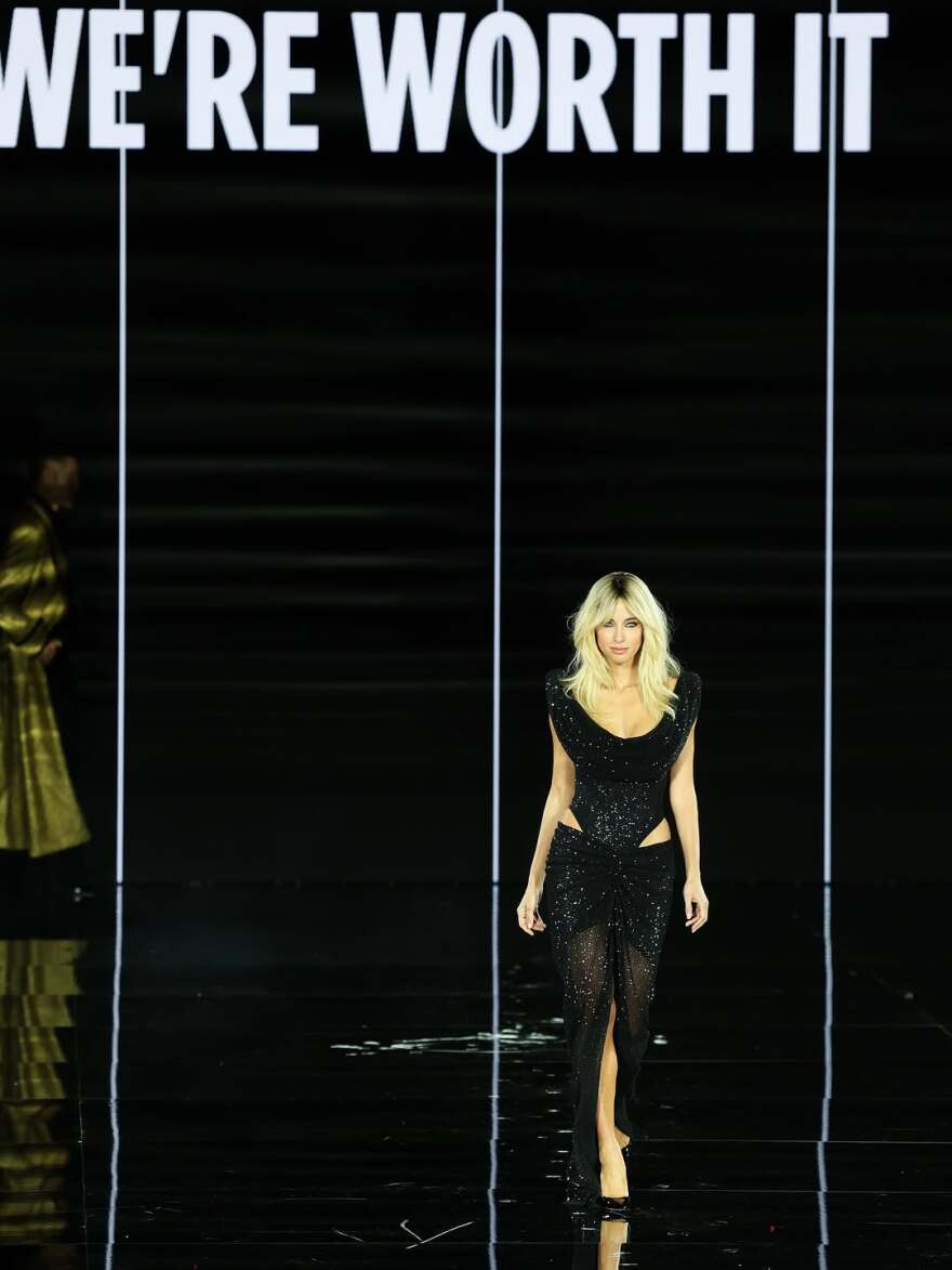 Δούκισσα Νομικού: Η εντυπωσιακή εμφάνιση στην πασαρέλα με Λονγκόρια, Μίρεν και Φόντα