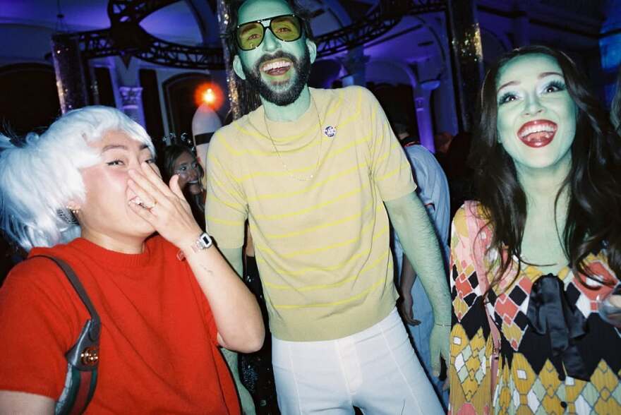 Σίντνεϊ Σουίνι: Το έξαλλο πάρτι γενεθλίων της με φόρεμα της Μπρίτνεϊ Σπίαρς, η εμφάνιση της Λόρεν Σάντσεζ και οι καλεσμένοι έκπληξη