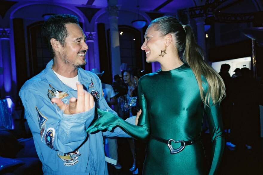 Σίντνεϊ Σουίνι: Το έξαλλο πάρτι γενεθλίων της με φόρεμα της Μπρίτνεϊ Σπίαρς, η εμφάνιση της Λόρεν Σάντσεζ και οι καλεσμένοι έκπληξη