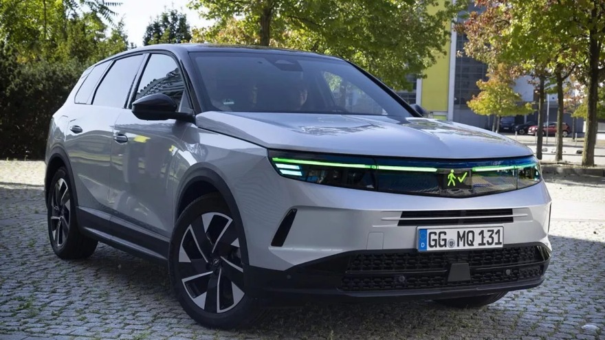 Το Opel Grandland μιλά με τους πεζούς