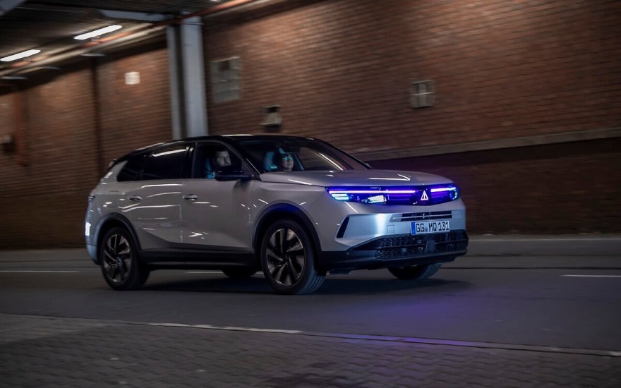 Το Opel Grandland μιλά με τους πεζούς