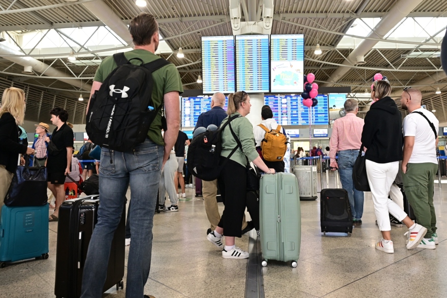 Καθυστερήσεις για 6η ημέρα στο αεροδρόμιο «Ελ. Βενιζέλος» - Ουρές από το επιβατικό κοινό, δείτε φωτογραφίες