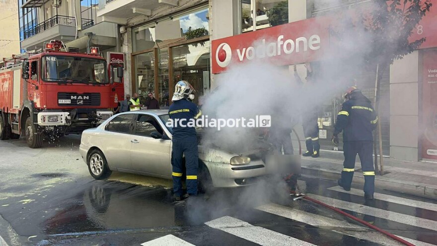 Αυτοκίνητο τυλίχθηκε στις φλόγες στο κέντρο της Τρίπολης