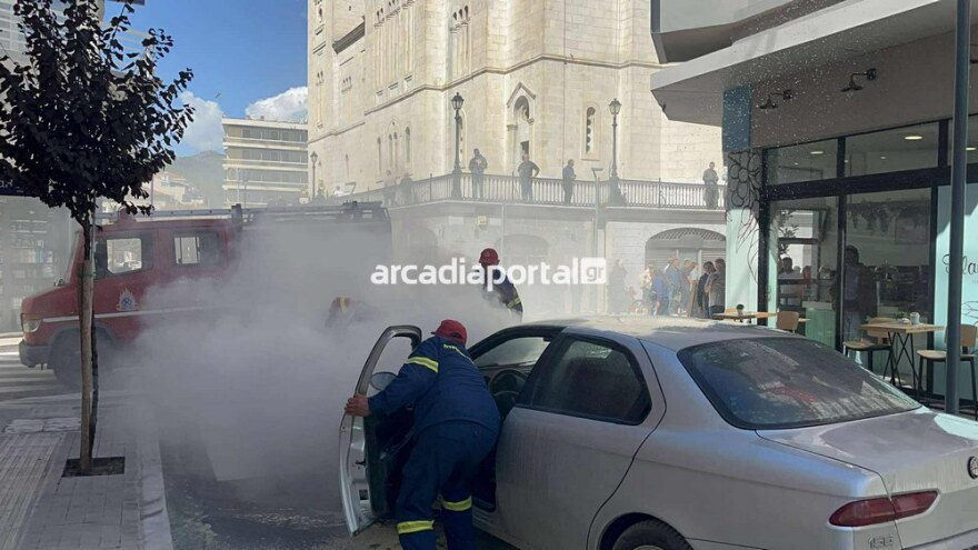 Αυτοκίνητο τυλίχθηκε στις φλόγες στο κέντρο της Τρίπολης - Δείτε φωτογραφίες