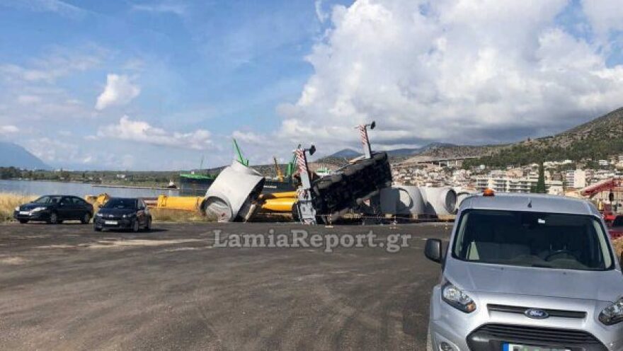 Ανετράπη γερανός που μετέφερε ανεμογεννήτριες στο λιμάνι της Στυλίδας, δείτε φωτογραφίες και βίντεο