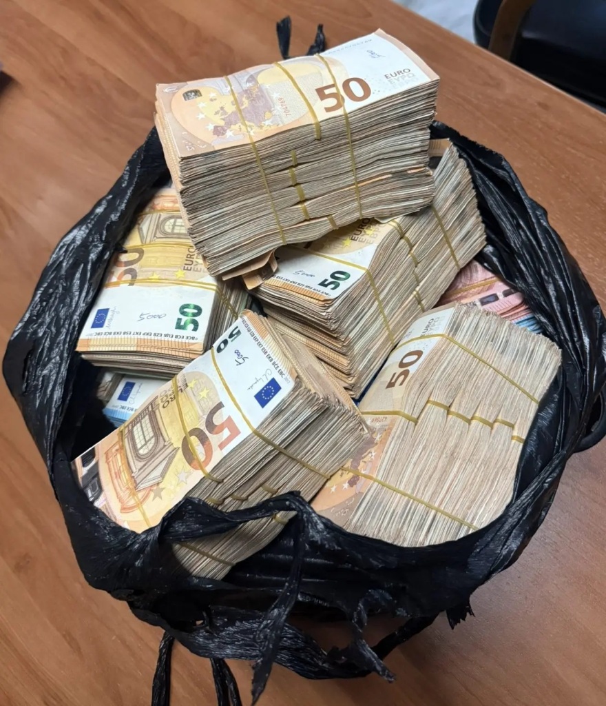 Συνέλαβαν 58χρονο αλλοδαπό για λαθραία ηλεκτρονικά τσιγάρα - Βρήκαν 237.000 ευρώ στο κατάστημά του στην Ομόνοια