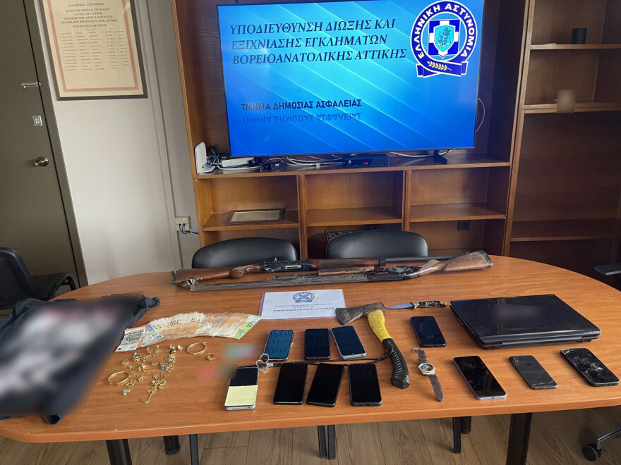 Η στιγμή που αστυνομικοί εισβάλουν σε σπίτι σπείρας που εξαπατούσε ηλικιωμένους - Η λεία της ξεπερνά τα 2 εκατ. ευρώ