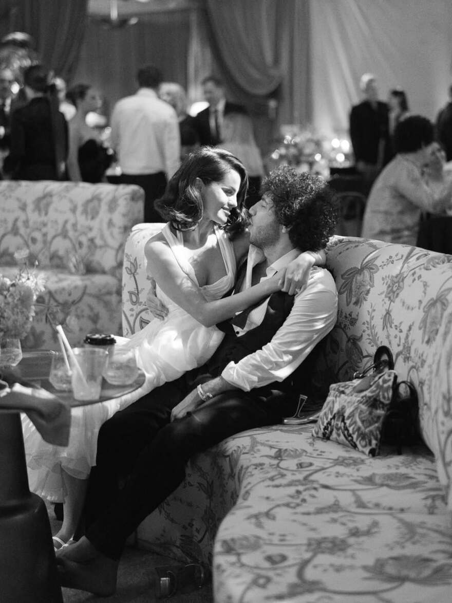 Σελένα Γκόμεζ -  Μπένι Μπλάνκο: Νέα στιγμιότυπα από τον γάμο τους - Ο χορός του ζευγαριού και η γαμήλια τούρτα