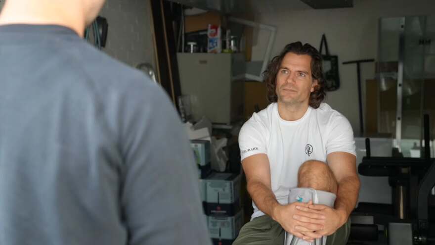 Ο Χένρι Καβίλ κάνει γuμvαστική με νάρθηκα μετά τον τραυματισμό του