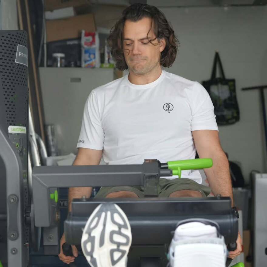 Ο Χένρι Καβίλ κάνει γuμvαστική με νάρθηκα μετά τον τραυματισμό του